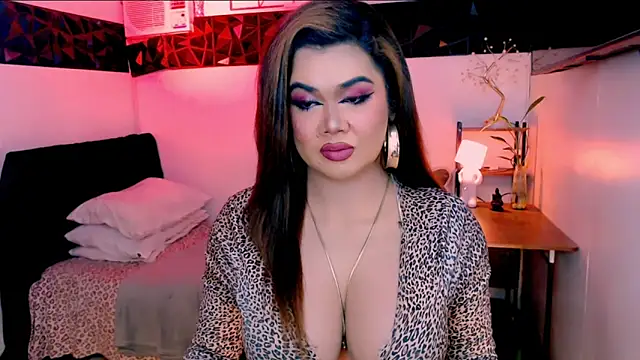 asiankatyhuge Show in webcam