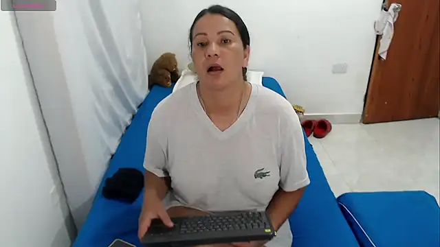 LAURA_Foxht – Naživo XXX chat