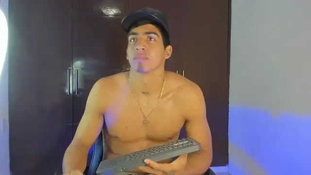 Milo_LatinBoy 即時 XXX 聊天