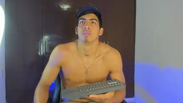 XXX chat uživo modela Milo_LatinBoy