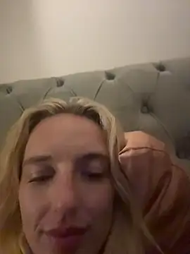 แชท XXX สดของ BlondeBombshellAmelia