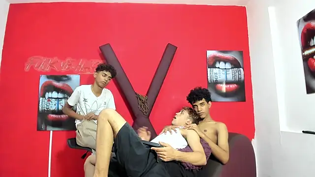 VERY_HOT_GUYS Webcam show