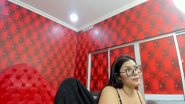 Chat +18 de Mia_Curvyy ao vivo