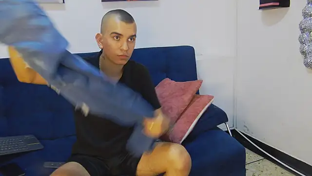 Rowan_Cley's Live XXX Chat