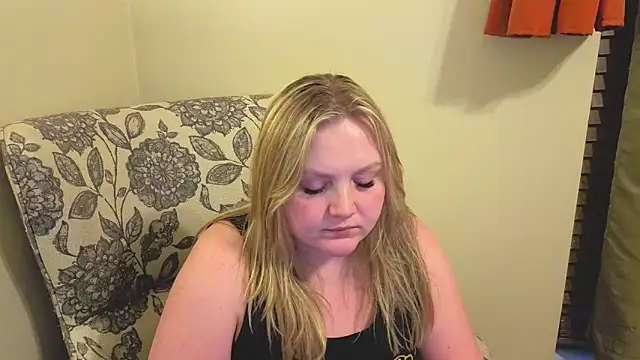 PhatAssBlond Show in webcam