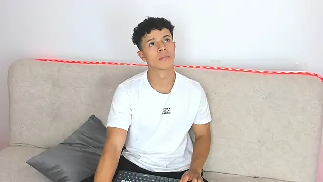 _Alex_Colton Show in webcam