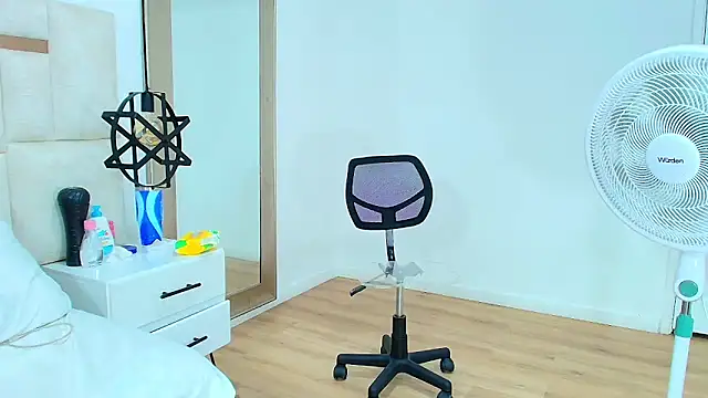 Онлайн чат XXX Sara_BigAss-