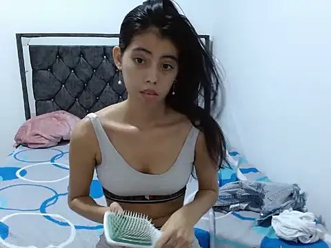 valery-chiquis18: διαδικτυακό σόου στην κάμερα