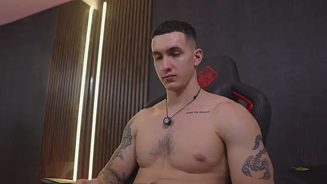 Show modela JacksonOlsenn na web-kameri