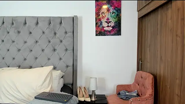 Pertunjukan Kamera Web ariannaThompsons