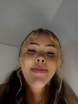 Chat XXX en directo de Emma-Roy