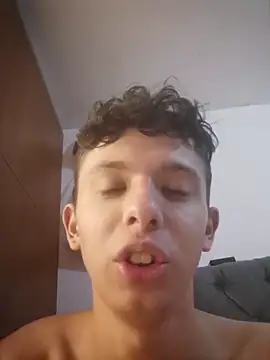 Chat +18 de Daniel_Roy ao vivo