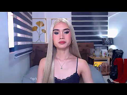 Show modela JuicyCockThea na web-kameri