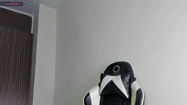 Astrid_leonn Webbikameraesitys