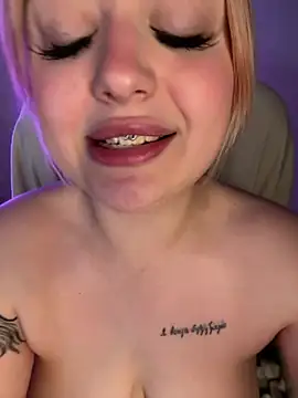 KellyMoors Chat XXX in diretta