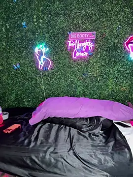 RenaThickAss Adlı Modelin Canlı XXX Sohbeti