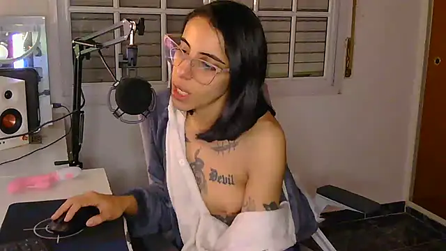 Poison_Ivy_29's Webcam Show