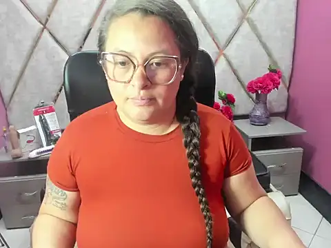 Sarah_Boobs_ Adlı Modelin Canlı XXX Sohbeti