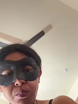 raavigirl élő XXX-chatje