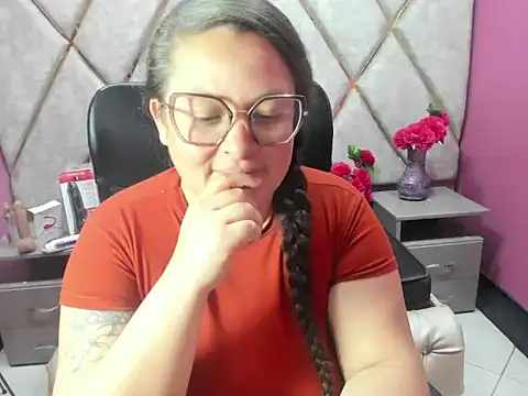 Sarah_Boobs_ Adlı Modelin Canlı XXX Sohbeti