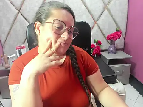 Sarah_Boobs_ Adlı Modelin Canlı XXX Sohbeti