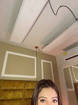 Pushaina__1: διαδικτυακό σόου στην κάμερα