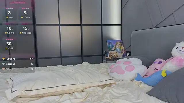 MiraJuicyJune's Live XXX Chat