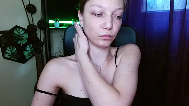 EmillyPlay: онлайн-секс-чат