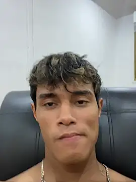 meliodas_23cm: διαδικτυακό σόου στην κάμερα