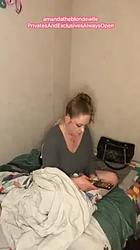 amandatheblondewife's Webcam Show