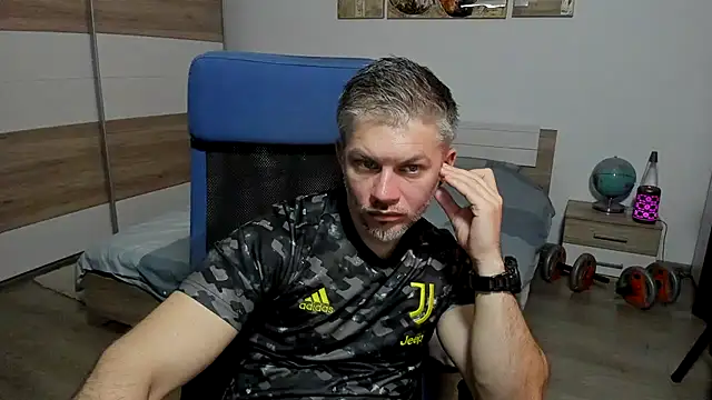 RobbyShawz: διαδικτυακό σόου στην κάμερα