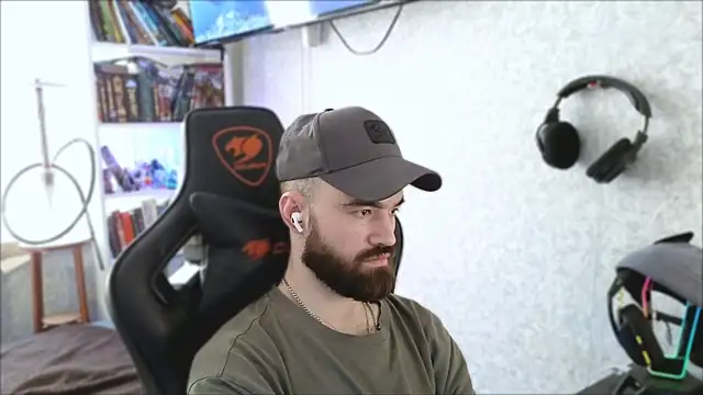 Show modela _Mostly_ na web-kameri