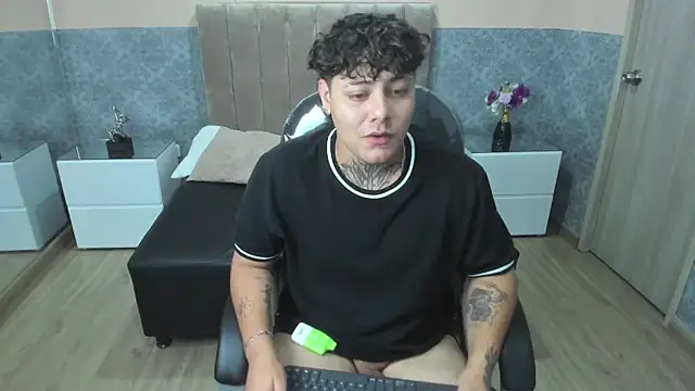 Show modela DAMON_SALVATTORE na web-kameri