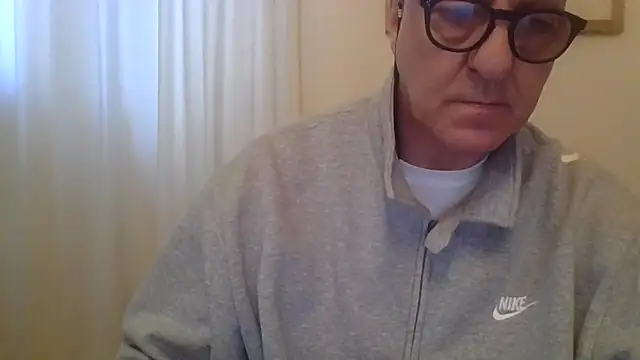 ANONIMO7735: διαδικτυακό σόου στην κάμερα