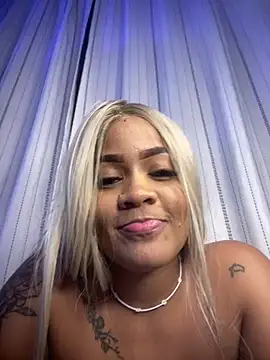 riri_brunnete's Webcam Show