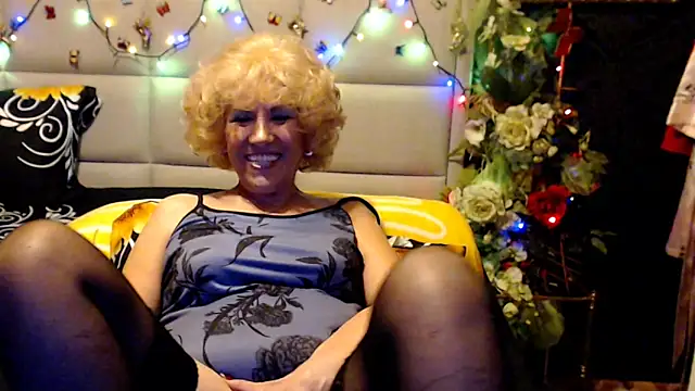 HappyWomanOn's Live XXX Chat