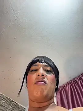 Newshantal_: διαδικτυακό σόου στην κάμερα