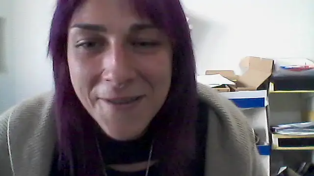 kikifidm: διαδικτυακό σόου στην κάμερα