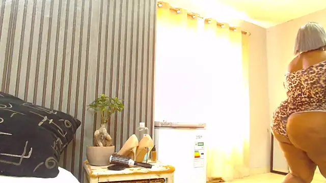 ROYALASS25 লাইভ XXX চ্যাট