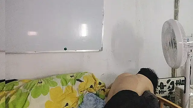 xiatianjun Show in webcam