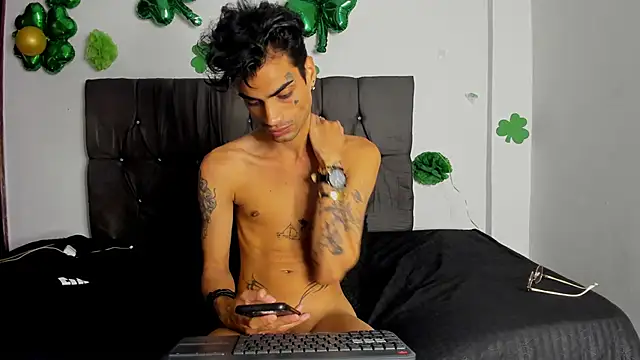 Show modela Gay_Red_Room na web-kameri