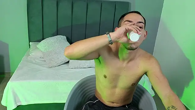 jhan_vassilis: διαδικτυακό σόου στην κάμερα