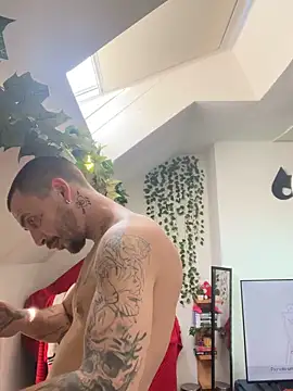 Piratee666: διαδικτυακό σόου στην κάμερα