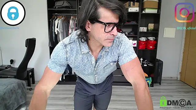 latinoo23bom Chat XXX live