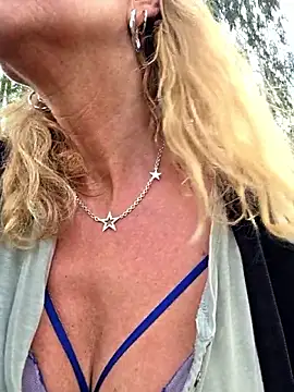 HotWifeLyn68 webcam show