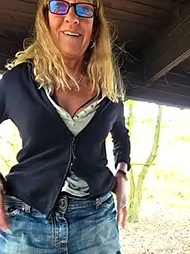 HotWifeLyn68 élő XXX-chatje