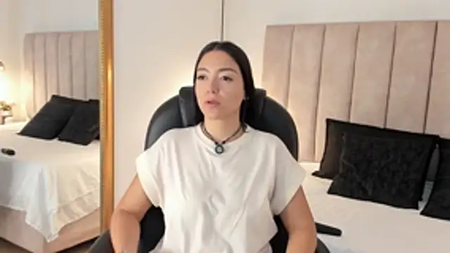 Megan-8: онлайн-секс-чат