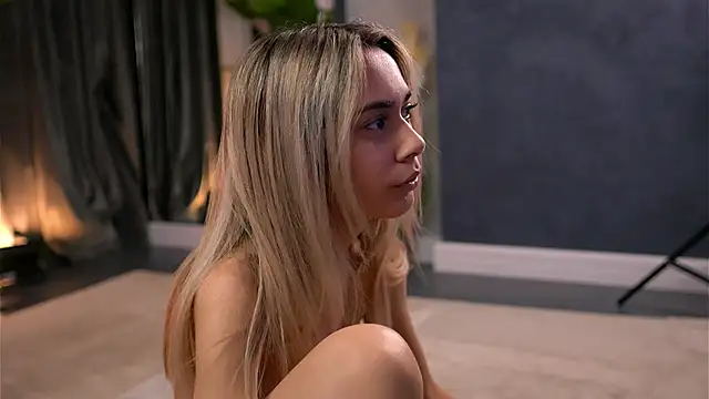 AishleyBee Adlı Modelin Canlı XXX Sohbeti