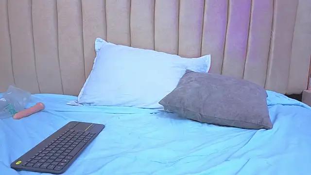 Mia_Naive Webcamshow