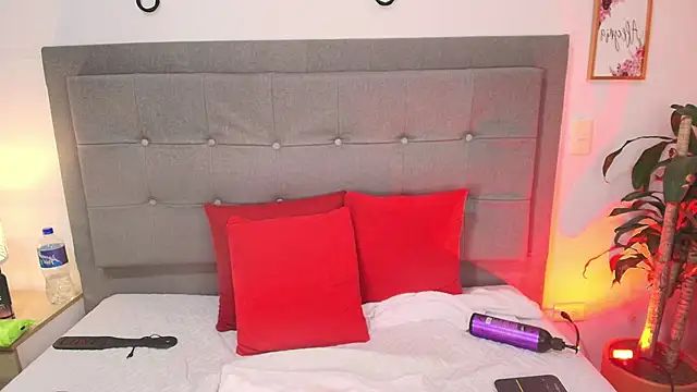 Chat +18 de Kiara_noirr ao vivo